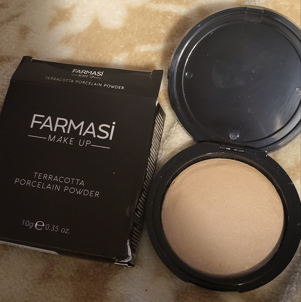 Farmasi Terracotta Porcelain Powder (02 Medium Dark)